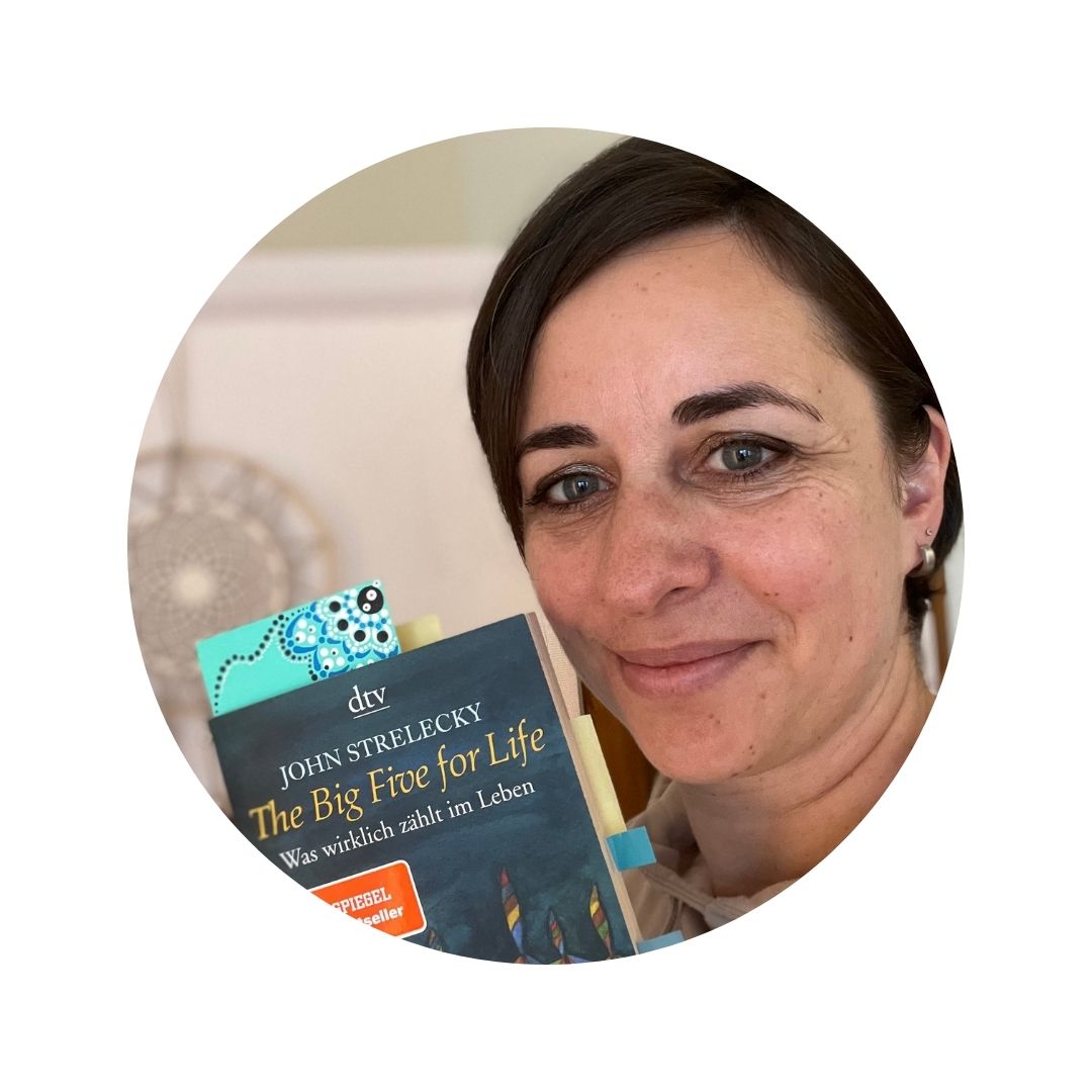 Nicole, Inhaberin der Nicole Bruder Consulting GmbH Möhlin, mit dem Buch "The Big Five for Life" von John Strelecky