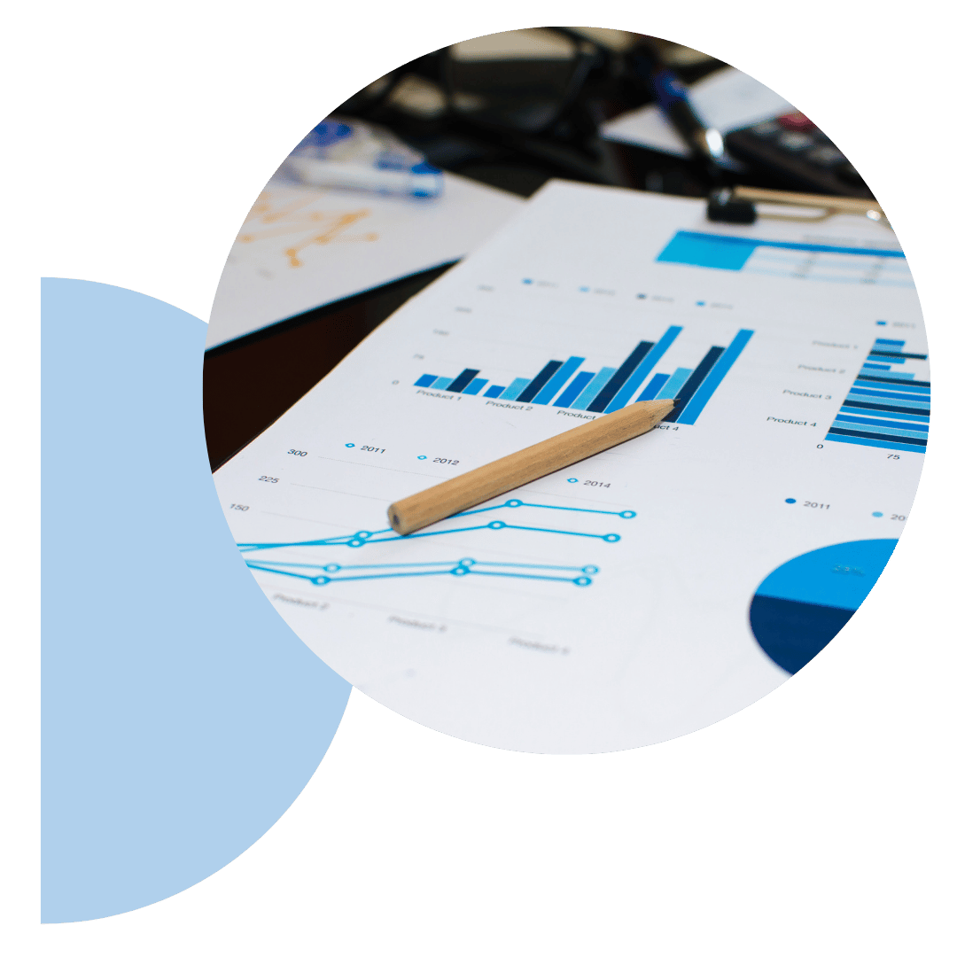 Verschiedene ausgedruckte Statistiken über den Geschäftsverlauf mit einem Bleistift. Steht symbolisch für den wirtschaftlichen Mehrwert, den die Dienstleistungen von Nicole Bruder Consulting GmbH Möhlin bieten.