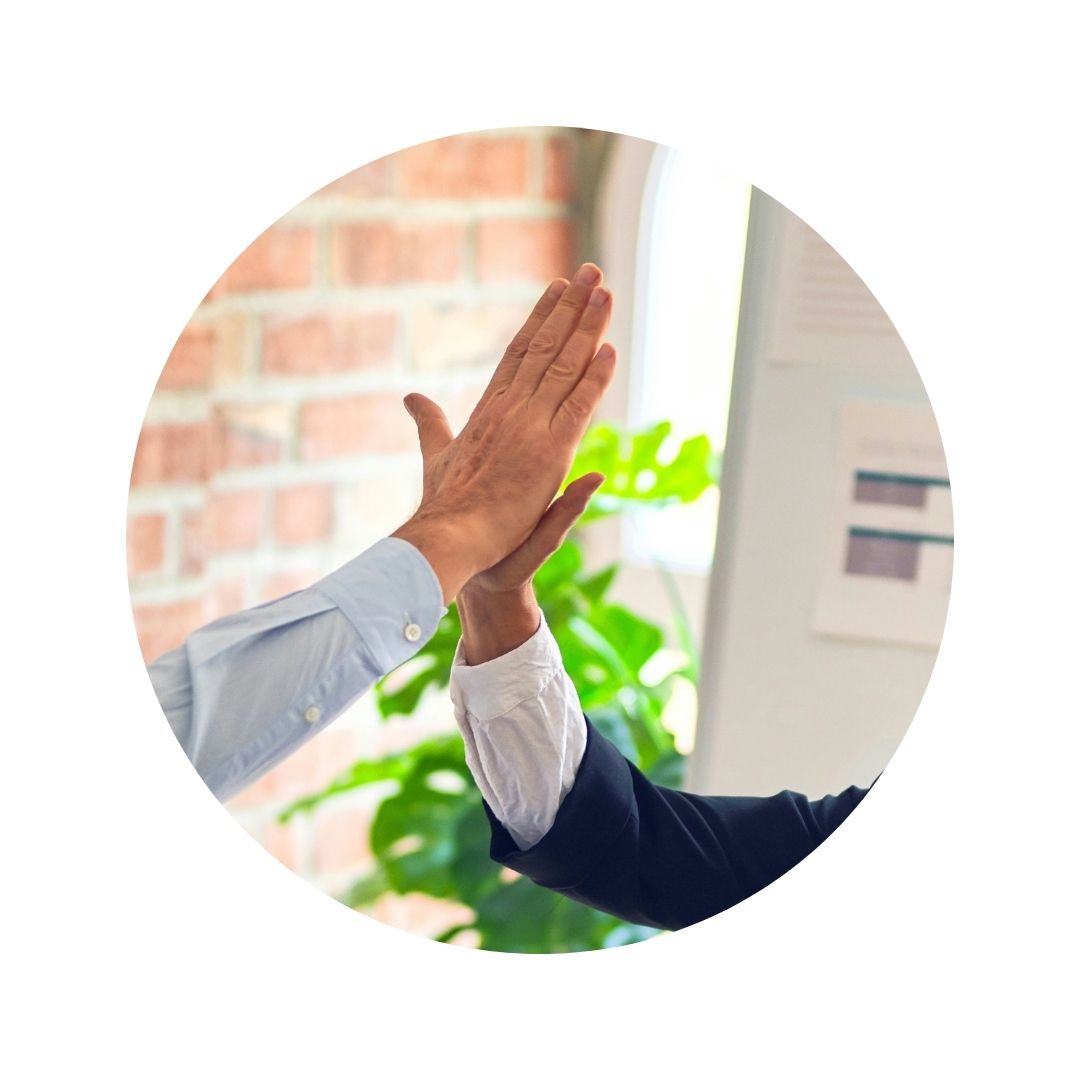 Zwei Menschen geben sich einen Handschlag und feiern einen Erfolg zusammen. Das Bild steht symbolisch für eine wertvolle Zusammenarbeit mit Nicole Bruder Consulting GmbH, Sparring Partner und Interim Manager.