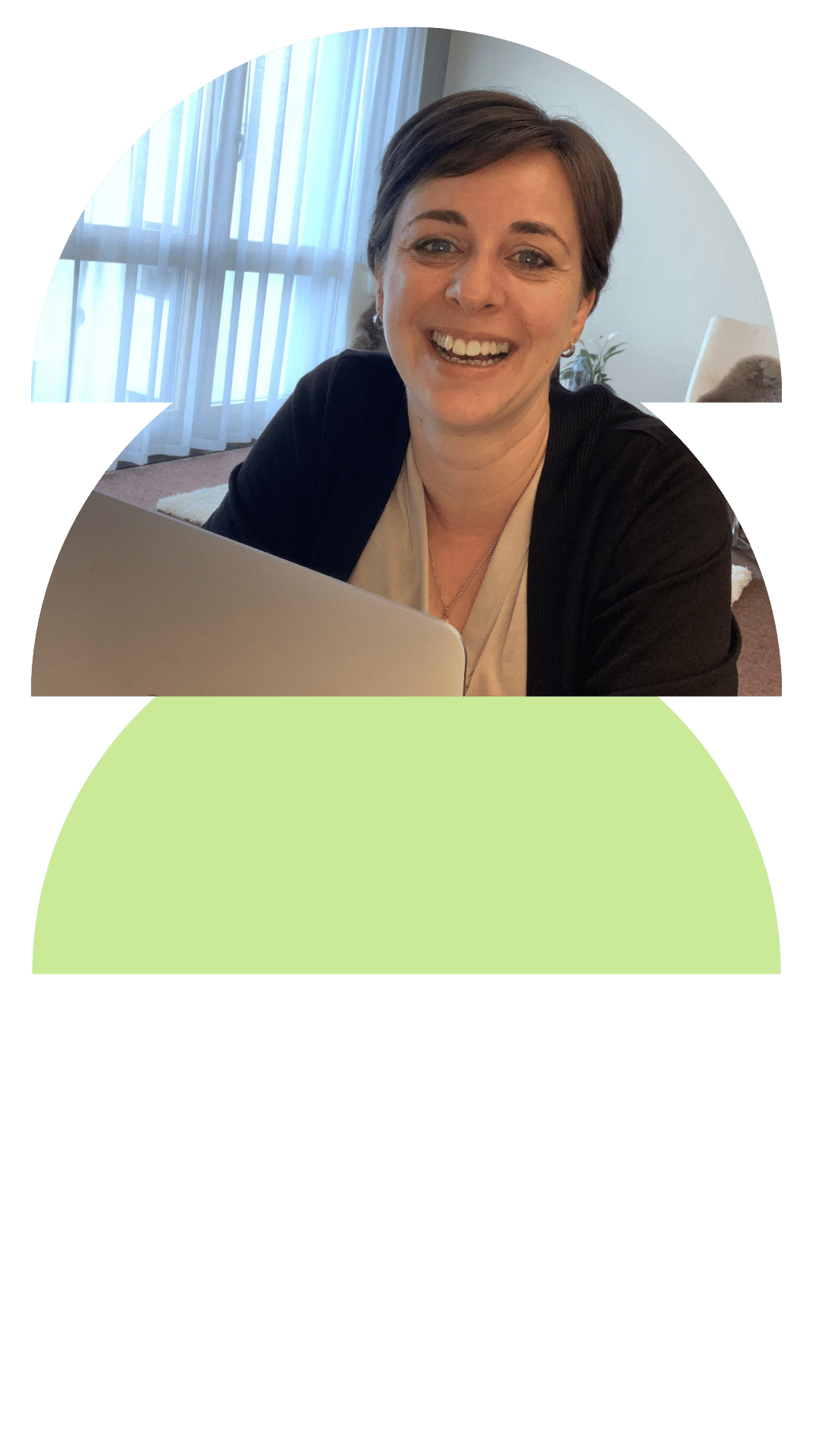 Nicole führt aus Rheinfelden ein online Coaching durch und lacht in die Kamera.